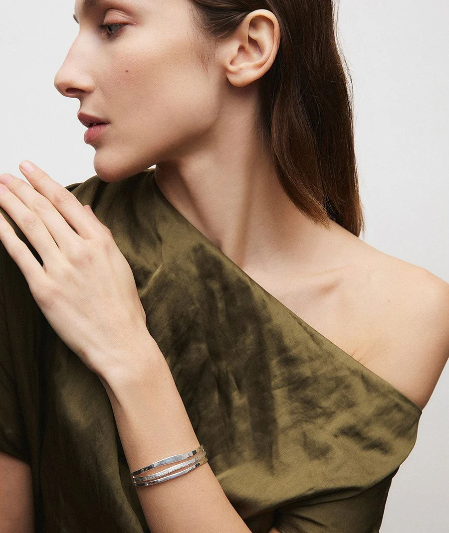 Detalle Brazalete Rígido Abierto Texturas Mar